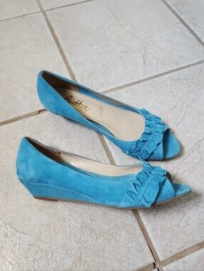 Butter Shoes Blue Ruffled Peep Toe Suede Wedges Low Heel Made in Italy Size 8.5